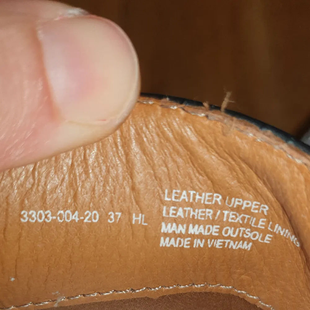 I läder material och i bra skick. Normala i storlek. Skor.