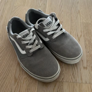 Vans - Grå Vans, låg juniormodell. Bra skick.  US youth 4.0, Eur 35, Cm 22
