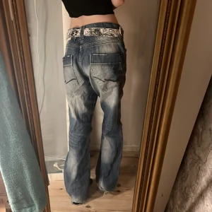 Baggy jeans  - Jeans från jack&jones i storlek 32/32. Defekter längst ner vid foten. Midjemått: 42 cm || Innerbenslängd: 80 cm