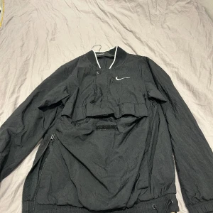 Nike vindjacka  - Säljer nu min vind jacka då jag inte använder den längre och den ligger och degar i garderoben. Väldigt bra jacka med stor ficka i mitten samt sidorna. Du kan spänna åt den från sidan sedan har du en dragkedja där uppe också.