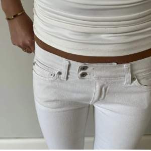 Size 28 L32💕Säljer dessa super fina vita jeansen då de är för små. Super bra skick. Jag är ca 165🩷🩷