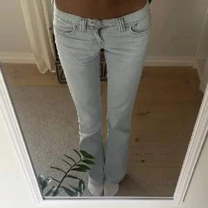 Lågmidjade bootcut Jeans ifrån Levis. Säljer då dem tyvärr var för småååå. Jätte jätte snygga jeans. midjemått:39cm rakt över  innerbenslängd: 82cm❤️