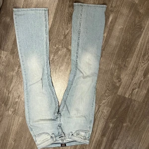 Snygga ljusblå Lee jeans! - Lågmidjade o lite oversize, skitsnygga!! Härlig ljusblå färg💕