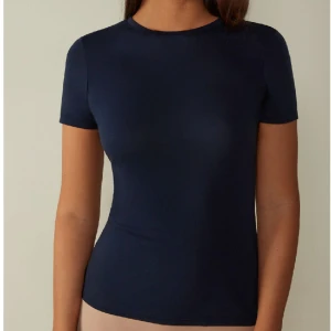 Blå intimissimitshirt - En jättefin mörkblå intimissimitshirt som tyvär inte passar mig i storleken! 100kr + frakt, använd en gång och nypris ligger på 199kr❣️🥰