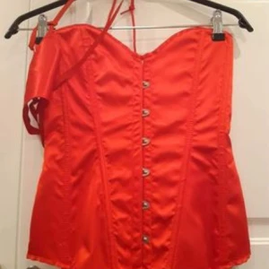 Korsett+Trosa  - Snygg röd satin oanvänd korsett+Trosa   Finns två stycken en L och en S