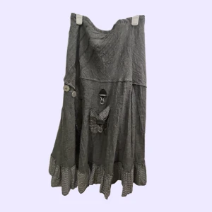 grå kjol - superfin och unik grå kjol köpt på humana. säljer då den aldrig använts och inte riktigt längre är min stil. storlek och märke finns inte men skulle uppskatta den till en stl L!! 🩶🩶