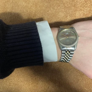 Stål/Guld Klocka - Classy klocka i stål/guld med inspiration från Rolex Datejust Jemis watches Nypris 3000kr 