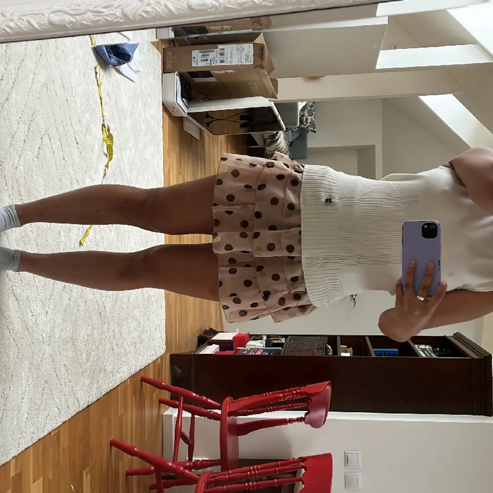 Super söt rosa minikjol!! jag är 160 lång. Jag pendlar mellan s/m i underdelar och dessa passar mig bra ! . Kjolar.