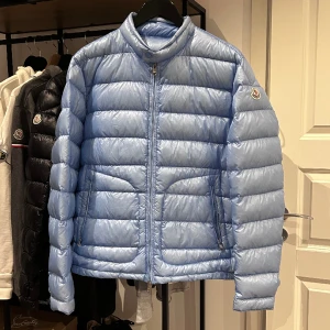 Moncler Acorus - Moncler Acorus i den väldigt sällsynta färgen baby blue, slutsåld i hela världen och produceras inte längre. Skick 9/10 storlek 4 passar M/L. Nypris 12.000kr mitt pris 4500kr. Bara att höra av sig vid frågor eller funderingar, över 50 refs finns! 