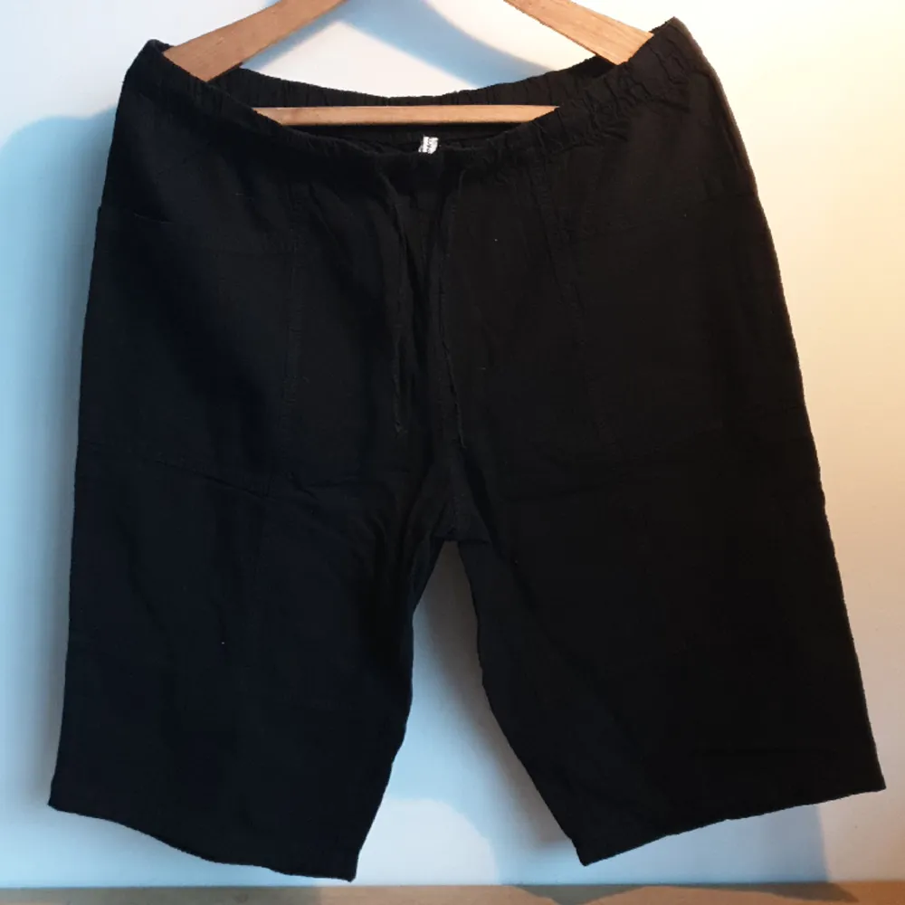 Shorts Storlek L  Midjemått 42 cm  Längd 58 cm matrial 100 % Bomull . Jeans & Byxor.