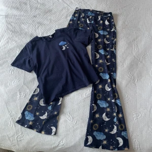 Pyjamasset - Säljer detta supergulliga set som tyvärr är för litet för mig. Använda men bra skick, inga anmärkningar. Båda säljes tillsammans. 