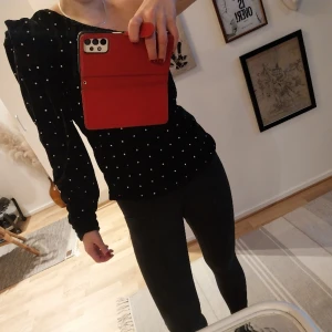 Topp - Sammets topp med puff ärm. Köpg secondhand. Upskattad storlek M. Tyvärr lite för stor trots insydd upptill. Möts gärna upp i Göteborg