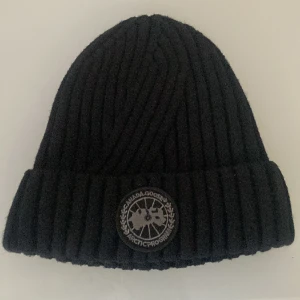 Äkta canada gosse mössa - Säljer denna äkta canada gosse mössa, nypris runt 3 000kr. Pris kan diskuteras vid snabb affär 