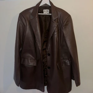 Oversized läderkavaj - Läderkavaj i oversize från nakd, endast använd en gång.