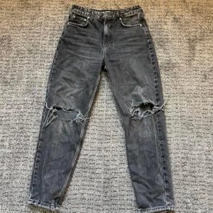 Svart/gråa  jeans - Från ginatricot, storlek 36. Frågor? Kontakta mig🩶