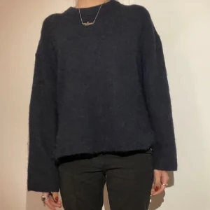 Stickad tröja  - Säljer min blåa stickade tröja från ginatricot. Så skön🥰Lånade bilder, skriv för egna bilder!! Nypris 399