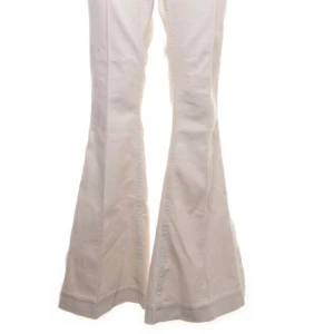 Utsvängda byxor  - Jättefina utsvängda byxor i storlek 42, bra skick! (Beige/vita)