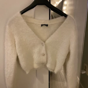 Fluffig kofta  - Jätte söt och skön kofta, med päl knappar från SHEIN. 