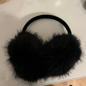 Öronmuffar BikBok - Öronmuffar från bikbok! Köpta för nån månad sen men ska köpa nya vita istället så säljer dessa! Pris kan diskuteras vid snabb affär