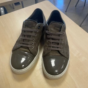 Lanvin - Tjena! Säljer ett par feta lanvins i den eftertraktade färgen brun! | Pris 2299kr | Skick 9/10! | Storlek UK 7/41 | Passar storlek 42! | Hör av er vid minsta fundering! 🙌🙌✨