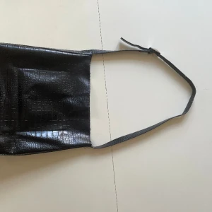 Carin Wester väska  - Väska från Carin Wester med lite ormskinns mönster. Den är ganska sliten, därav priset 🖤