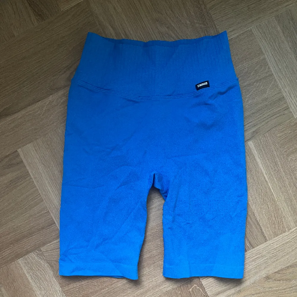 Seamless shorts/bikers med snygg passform. Hjärtformad bak. Storlek S/M 💙. Shorts.