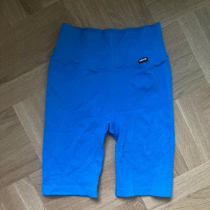 Seamless shorts Stronger - Seamless shorts/bikers med snygg passform. Hjärtformad bak. Storlek S/M 💙