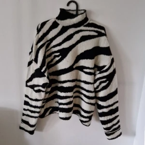 Nakd zebra tröja - Underbar Oversize tröja. Från nakd. Size s. Passar xs-m.