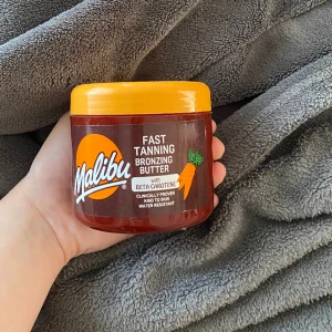 Carroten fast tan  - Säljer den här tanning creamen från Malibu som luktar somrigt o gott. Jag säljer den då jag inte riktigt förstår hur jag ska använda den… och för att jag har köpt en bus istället! ❤️ skulle säga att det är rätt mycket kvar.