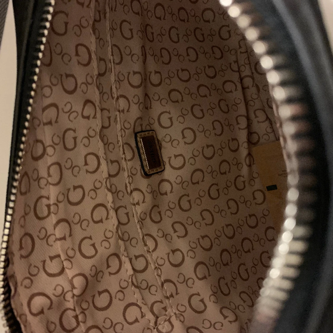 Oanvänd axelremsväska från Guess - 91