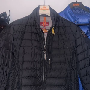 Parajumper vår/höst jacka  - Säljer en riktig fet Parajumper vår/höst jacka ett litet hål som du ser på tredje bilden men man märker inte det.ny pris 5000kr 