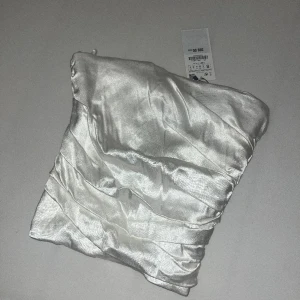 Vit topp, Zara!  - Vit topp i silke från Zara, så fin. Helt oanvänd prislapp på!