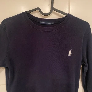 Ralph Lauren overshirt - Snygg Ralph Lauren overshirt som passar as bra med skjorta under. Säljer pågrund att den är för liten för mig (brukar ha m) men den har inga defekter. 