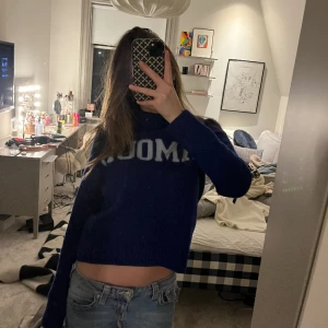 Blå zadig&voltaire tröja - Marinblå stickad tröja från Zadig&Voltarie med trycket ”amore”. Köpte på Plick💞