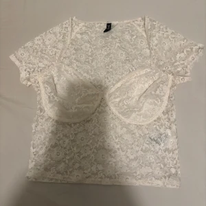 Topp  - Vit topp med spets storlek M 