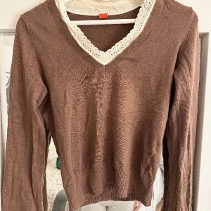 Vintage tröja - En supersöt vintage tröja i ett ribbat material med spets på kragen. Storlek M men mer som en S