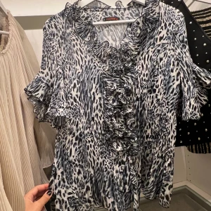 Volangblus  - Svart vit leopardmönstrad blus!