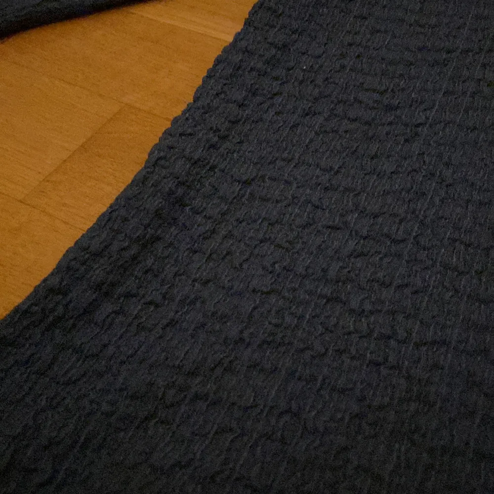 Jätte söt tröja i Scrunchat material. Den är marinblå med en lite volang i slutet på tröjan och ärmarna.  Kommer såklart nytvättad. (Skriv gärna privat om du är intresserad)❤️. Tröjor & Koftor.