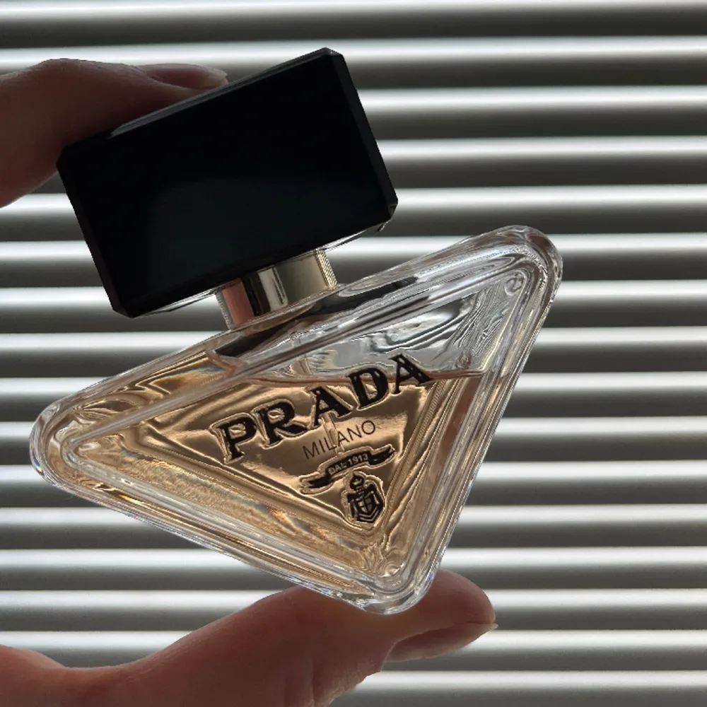 Pradas populära Eau de Parfum Paradoxe i 30 ml flaska. Den har en blommig doft och är precis sådär lagom söt. Perfekt nu till våren!! Den är använd några gånger (se bild). Jag säljer den då den är lik en annan parfym jag har. Orginalpris runt 900 kr . Övrigt.