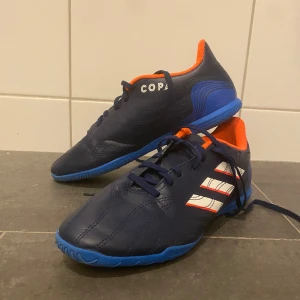 Adidas copa futsal skor  - Tjena säljer nu dessa adidas copa futsal skor! Skick 8/10 använda endast en säsong. Säljer pga det är för små. Pris kan diskuteras vid snabb affär. Vid några funderingar skriv bara!