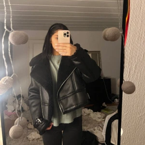 Zara jacka - Jättefin jacka från zara. Passar till både vintern och våren. Den har aldrig används prislappen sitter kvar och jag säljer den eftersom att jag ej använder jackan. Den är köpt för 869 och säljer den för 600💕