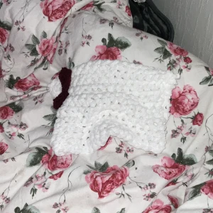 Hello kitty mössa - Handgjord hello kitty mössa i fluffigt garn. Kan göra liknande på beställning