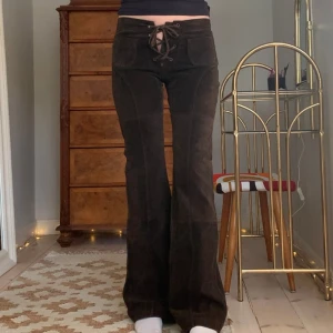 Vintage mocka-byxor - Lågmidjade utsvängda byxor i mocka-material med snörning och prislapp kvar, vintage ONLY! Jag är 173 cm, midjemåttet är 76 cm och innerbenslängden 82 cm (lite för små för mig) 💘