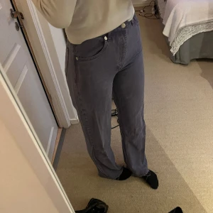Jeans - Coola jeans från Zara! Lila som går ut det gråa hållet! Sitter perfekt på mig som är ganska lång. Har en extra knapp för bättre passform i midjan! 
