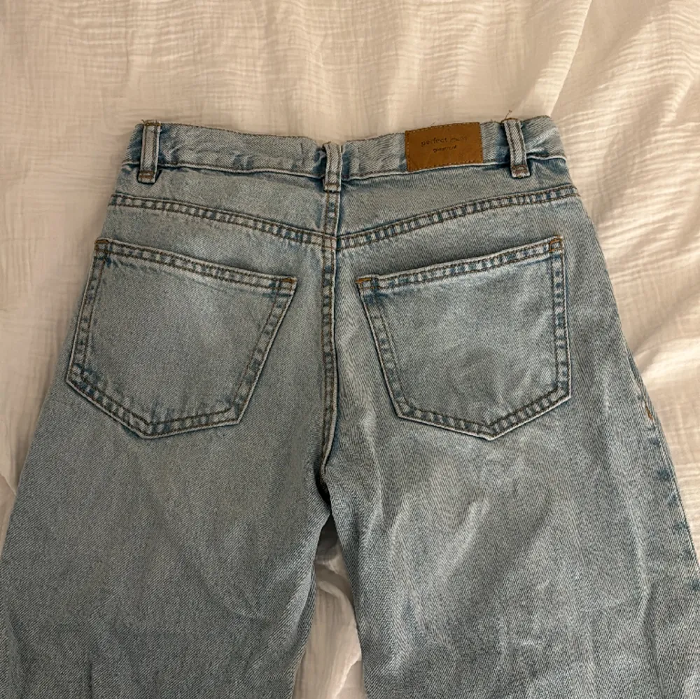 Helt nya bara testade jeans från Ginatricot! Det är straight fit med lågmidja. Säljer dem pga använder dem aldrig🤍 Nypris 499kr. Jeans & Byxor.