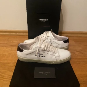 Yves saint Laurent 43 - Hej, nu säljer vi dessa riktigt feta saint Laurent skor! Ny pris på dessa ligger runt 7000kr vid några frågor alls så skicka iväg ett Dm. ❗️PRISET ÄR EJ HUGGET I STEN ❗️