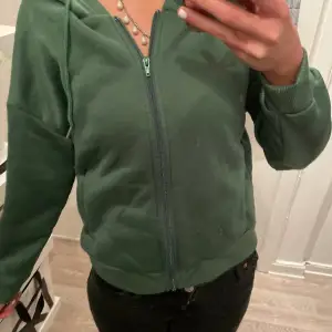 Grön hoodie som inte kommer till andvänding supper skick!