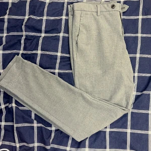 Tygbyxor (JACK&JONES - Gråa tygbyxor från JACK&JONES, storlek W32 L32, nypris runt 500-600 kr. 