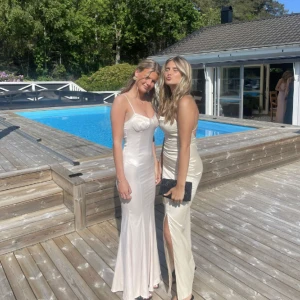 Balklänning  - säljer min balklänning från förra året som endast är använd en kväll! Klänningen är lite uppsydd och jag är 170cm utan klackar💕 skriv för fler bilder!