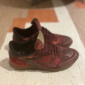 VALENTINO ROCKRUNNERS  - Skorna är lite slitna men enormt sköna och har mycket kvar att ge! Det finns två små hål ibak i hälen på skorna men detta är inget som syns eller känns vid användning. Nypris ligger på ca 8000kr. Hör av er vid fler frågor! Pris kan diskuteras!